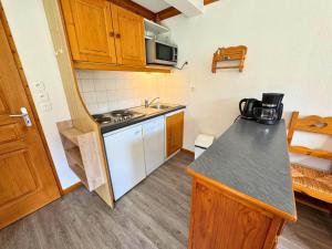 una piccola cucina con lavello e fornello di Résidence Valmont - Appartement avec 2 chambres et vue sur la montagne MAE-4154 a Les Menuires