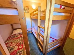 a room with two bunk beds in a room at Résidence Valmont - Appartement 6 personnes avec vue sur la montagne MAE-4164 in Les Menuires