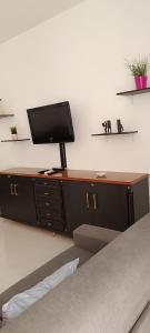 a flat screen tv sitting on top of a desk at HOME SWEET HOME Casa vacanze e affitti brevi in Trani