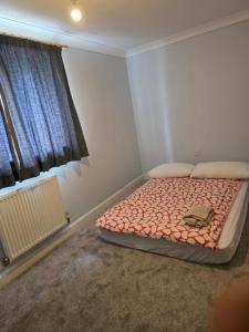a bedroom with a bed in a room with a window at Stay Near Colchester twn centre3 in Hythe