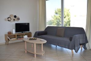 Χώρος καθιστικού στο Chalou Stay - Comfort Near Airport