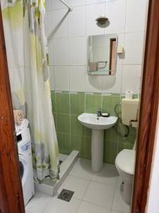 Ένα μπάνιο στο Lana Apartment