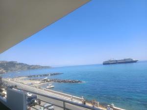 Blick auf den Strand und das Meer in der Unterkunft Maison Martina in Giardini-Naxos