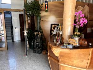 a room with a wooden counter with flowers on it at Gościniec Kaszebe in Łeba