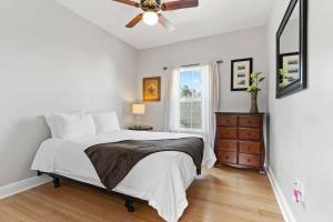 En eller flere senge i et værelse på Pet-Friendly Bungalow Mardi Gras