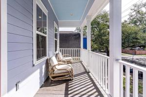 En balkon eller terrasse på Pet-Friendly Bungalow Mardi Gras