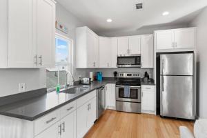 Køkken eller tekøkken på Pet-Friendly Bungalow Mardi Gras