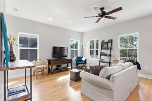 Et tv og/eller underholdning på Pet-Friendly Bungalow Mardi Gras