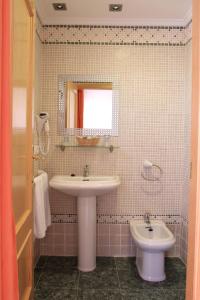 Hotel Adsubia tesisinde bir banyo