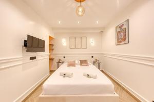 Μια τηλεόραση ή/και κέντρο ψυχαγωγίας στο Luxury apartment in St Maurice near Paris