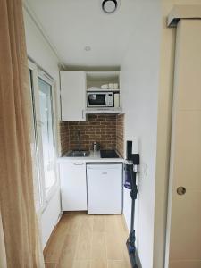 Kuchyň nebo kuchyňský kout v ubytování Le Nid de Paris Pleyel