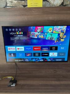 een flatscreen-tv zittend op een plank bij Apartmán Medvědín 100 in Špindlerův Mlýn +12 foto's