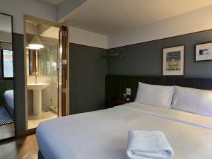 Кровать или кровати в номере Somewhere to Escape - Hometel