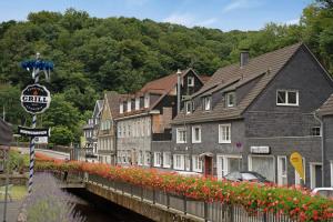 a row of houses in a town with flowers at Stilvolle Apartments mit Kamin - Schlossblick und großer Terrasse 2-4 Zimmer 50-140qm - nahe A1 und Schloss Burg - Köln in Solingen