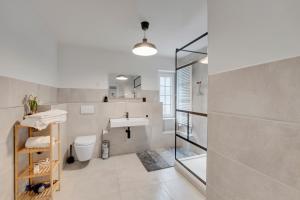 a bathroom with a sink and a toilet at Stilvolle Apartments mit Kamin - Schlossblick und großer Terrasse 2-4 Zimmer 50-140qm - nahe A1 und Schloss Burg - Köln in Solingen +58 photos