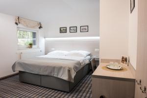 Postel nebo postele na pokoji v ubytování Horský Hotel Dobrá Chata