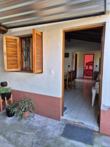 an open door of a house with a dining room at Las Camelias - chalet zona centro, aerosillas in Villa Carlos Paz