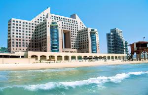 海法Almog Beach Apartments מגדלי חוף הכרמל חיפה的城市前方的海滩,有高楼