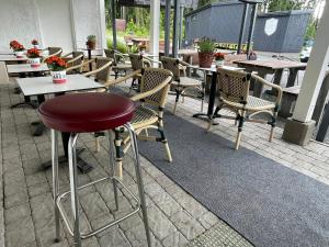 a group of tables and chairs in a restaurant at Hotel Merikruunu in Dragsfjärd