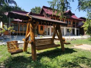 CorbşoriCasa de vacanta 1001 De Nopti的房屋前的木制凉亭