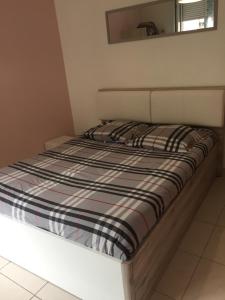 Ένα ή περισσότερα κρεβάτια σε δωμάτιο στο Gîte au coeur de Colmar