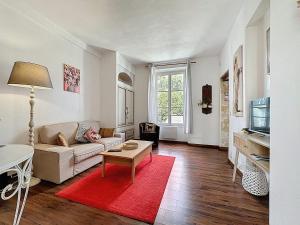 a living room with a couch and a tv at Beautiful apartment in Chantilly center in Chantilly +12 photos