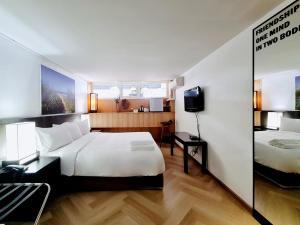 Кровать или кровати в номере Somewhere to Escape - Hometel