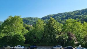 a parking lot with cars parked in front of a mountain at Gemütliche Einzimmerwohnung in Künzelsau