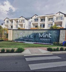 un cartel en una pared frente a un edificio en WeAreTogetherLuxuryApartment, en Pretoria