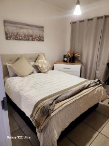Un dormitorio con una cama con un pájaro encima. en WeAreTogetherLuxuryApartment, en Pretoria