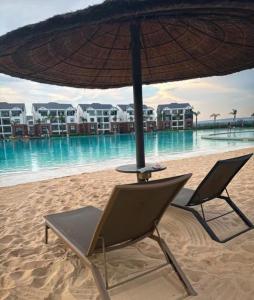 una silla y una sombrilla en la playa en WeAreTogetherLuxuryApartment, en Pretoria