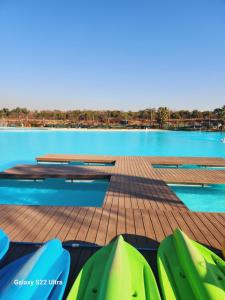 vistas a una piscina con mesas y sillas en WeAreTogetherLuxuryApartment, en Pretoria