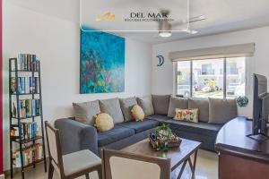 a living room with a couch and a table at Lomas del Sol in Jarretadera