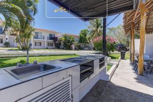 a kitchen with a sink in a yard at Lomas del Sol in Jarretadera