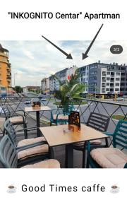 Una foto de dos mesas y sillas en un balcón. en "INKOGNITO Centar" Apartman, en Brčko 27 fotos más