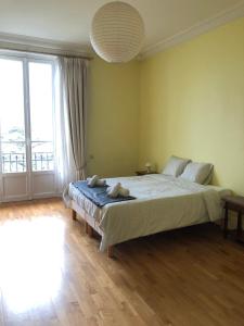 Un dormitorio con una cama grande y una ventana grande. en Apartment Standing Evian les Bains, en Évian-les-Bains 7 fotos más