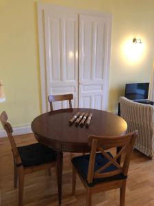 una mesa de madera, 2 sillas, una mesa y una puerta en Apartment Standing Evian les Bains, en Évian-les-Bains