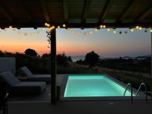 Swimmingpoolen hos eller tæt på Villa Aurora + 7 billeder