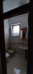 een badkamer met toilet en wastafel bij Casa Rosata in Magliano Sabina