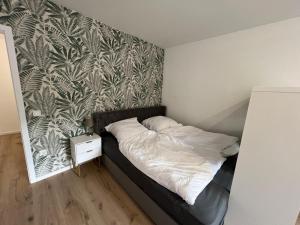 Ένα ή περισσότερα κρεβάτια σε δωμάτιο στο Design-Apt Köln City mit Beamer