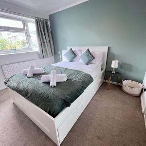 Katil atau katil-katil dalam bilik di 4 BR Maidstone Spacious House -Drive Parking sleeps 7
