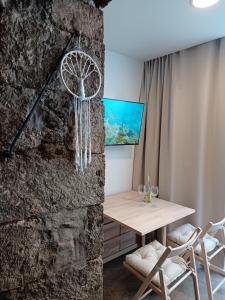 ein Esszimmer mit einem Basketballkorb, der an einer Steinwand hängt in der Unterkunft Tu rincón favorito, en Villa de Agüimes in Agüimes