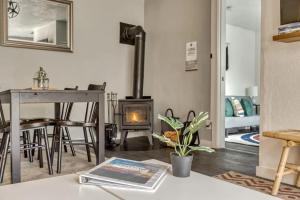 Χώρος καθιστικού στο Riverbend Retreat 3 - Riverfront, Hot Tub, BBQ Pet Friendly