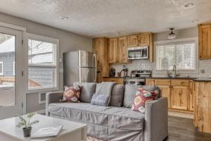 Η κουζίνα ή μικρή κουζίνα στο Riverbend Retreat 3 - Riverfront, Hot Tub, BBQ Pet Friendly
