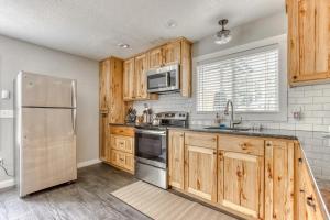 Η κουζίνα ή μικρή κουζίνα στο Riverbend Retreat 3 - Riverfront, Hot Tub, BBQ Pet Friendly