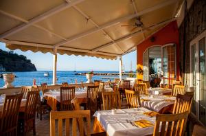 Un restaurant u otro lugar para comer en Hotel La Sirenella