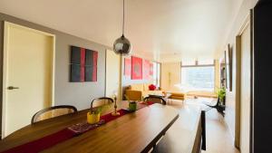 ein Esszimmer mit Tisch und ein Wohnzimmer in der Unterkunft Apartamento bellamente decorado en la zona 10 in La Aurora