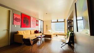 ein Wohnzimmer mit Sofa und Tisch in der Unterkunft Apartamento bellamente decorado en la zona 10 in La Aurora