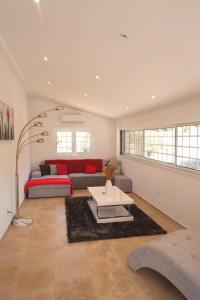 Postel nebo postele na pokoji v ubytování Villa Roccapina + 28 fotografií