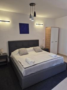 Ένα ή περισσότερα κρεβάτια σε δωμάτιο στο Saint James Apartment